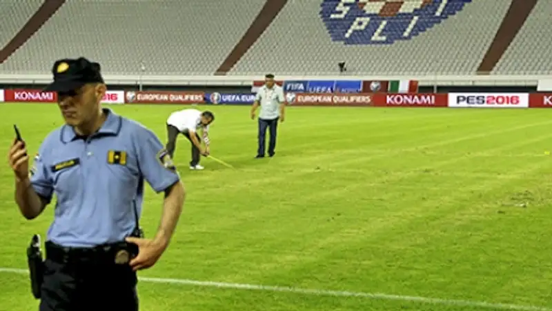 Сборную Хорватии наказали за вытоптанную на газоне свастику