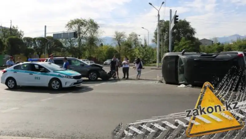 Внедорожник опрокинулся на бок после таранного удара