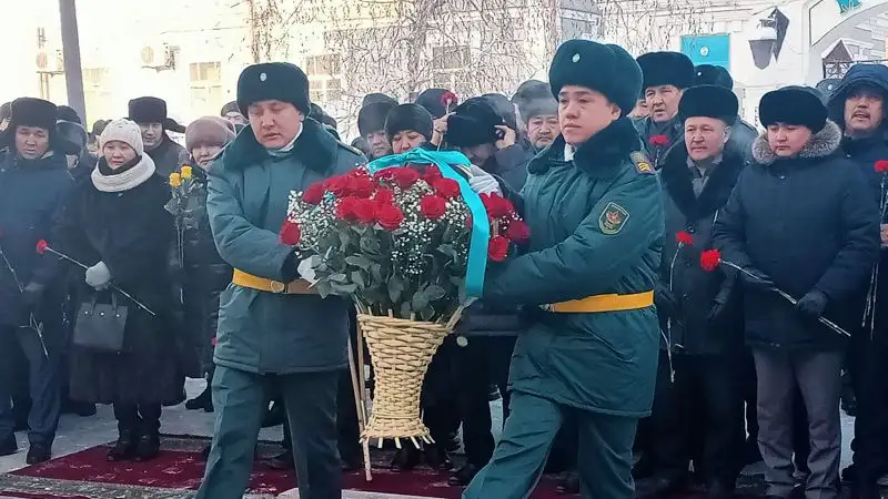 В Семее возложили цветы к памятнику Кайрата Рыскулбекова, фото - Новости Zakon.kz от 16.12.2022 11:58