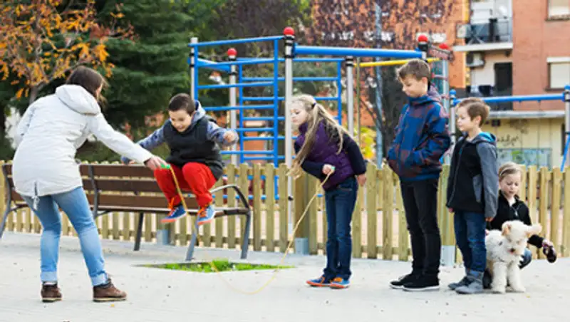 В Нур-Султане будут штрафовать родителей за гуляющих на площадках детей