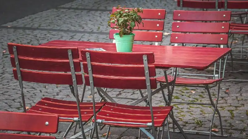 Toyota влетела в «летник» в Алматы – пострадала женщина