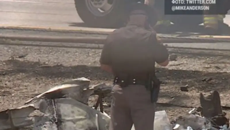 Самолет рухнул на автомагистраль в США