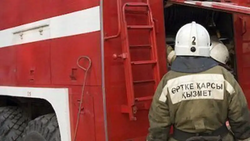 В Караганде ликвидируют крупный пожар в одном из кафе