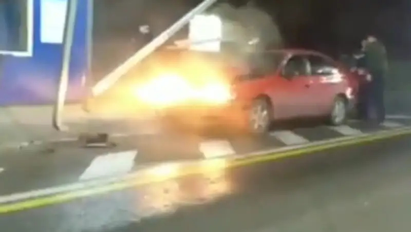 Машина врезалась в стойку полицейского поста в Алматы