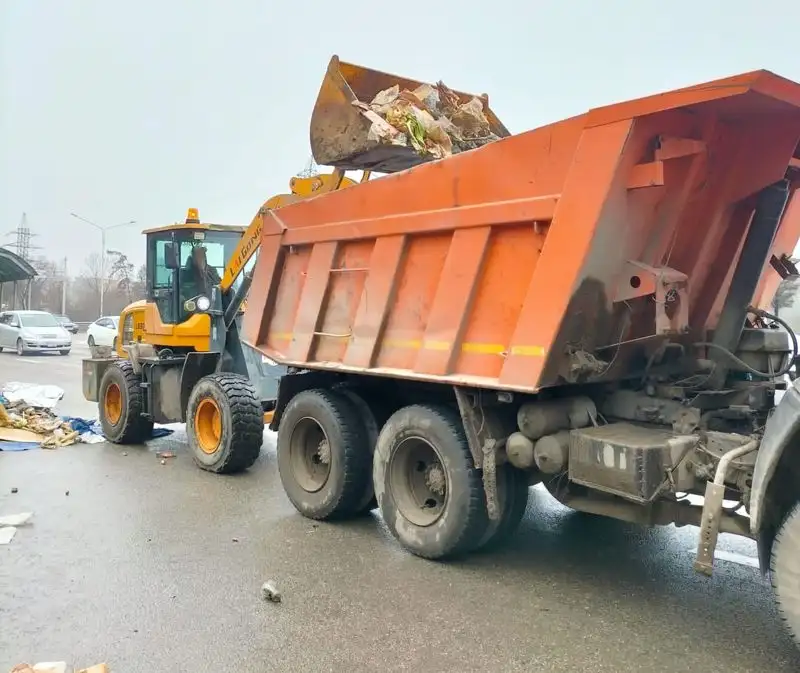 коммунальщики в Алматы собирают оставленный мусор, фото - Новости Zakon.kz от 09.03.2023 19:58