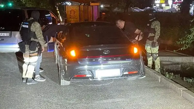 Спецоперация в Алматы: задержали мужчин, вымогавших у бизнесмена 2 млн тенге