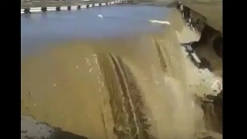 Водопад из талых вод образовался в Северном Казахстане