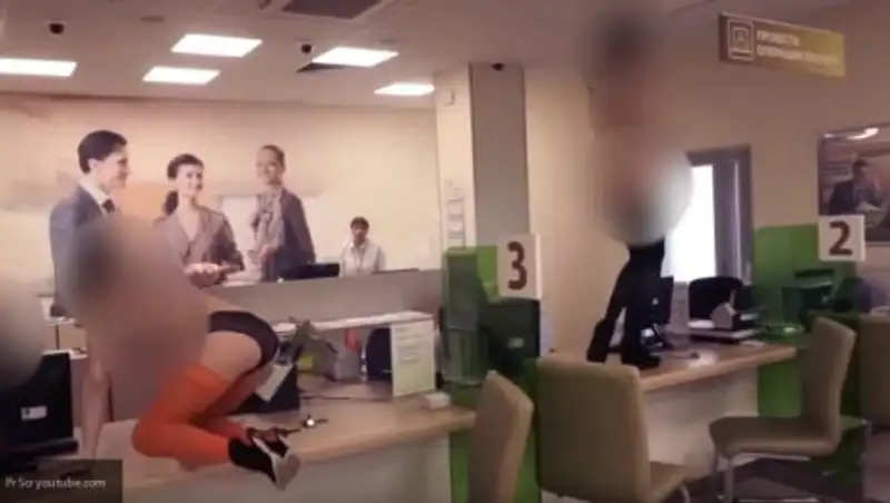 Гостьи Сбербанка в Москве устроили горячий стриптиз, чтобы показать, как надо работать