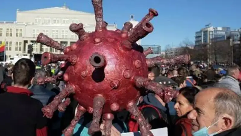 В Германии тысячи человек протестуют против жесткого карантина