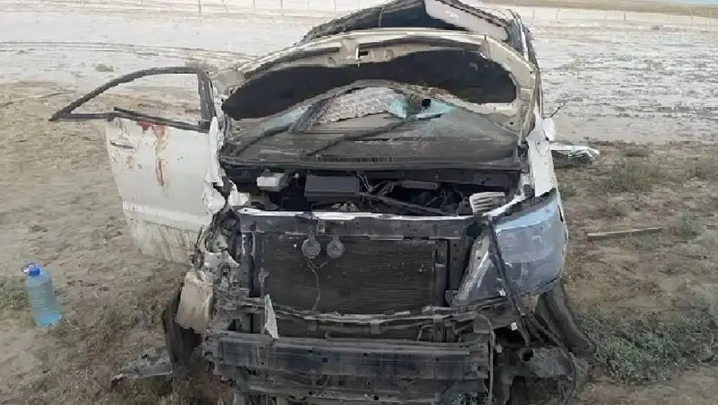 Появились жуткие кадры смертельного ДТП с Toyota на трассе в Атырауской области