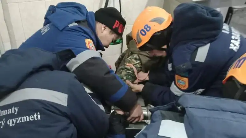 В Алматы руку рабочего затянуло в мясорубку