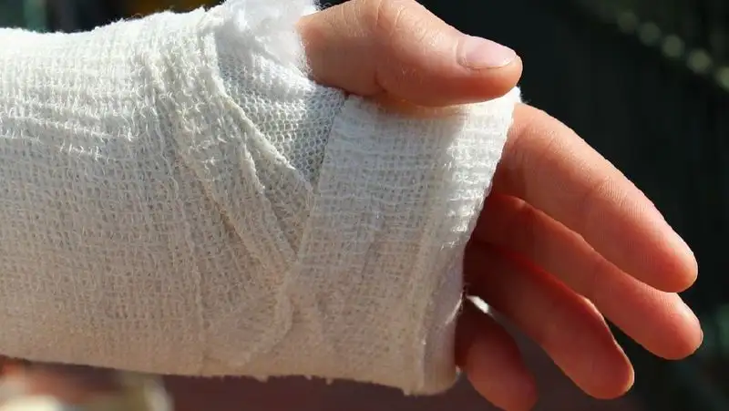 В Уральске на детской площадке ребенку отрезало фаланги двух пальцев