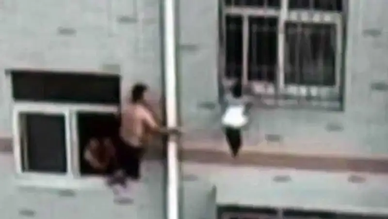 В Китае мужчина, рискуя собственной жизнью, спас маленькую девочку