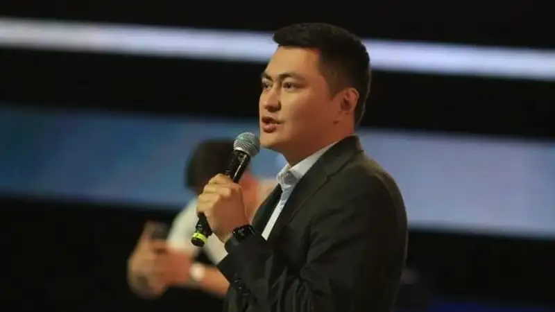 Сутенер өз ханымдарын трахает