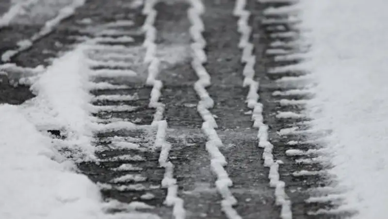 Более 50 граждан Узбекистана эвакуировали с трассы в Актюбинской области