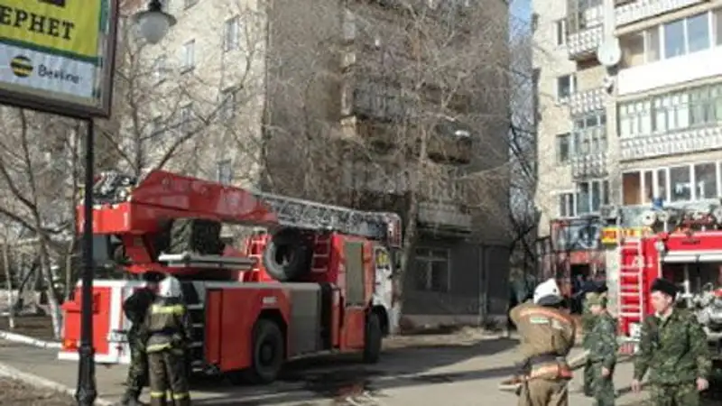В Кокшетау горит пятиэтажный дом