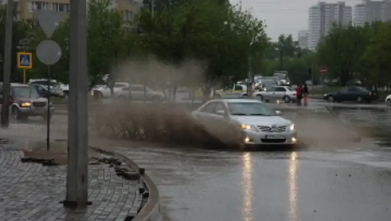 Астана «поплыла»: ливень затопил центральные улицы столицы