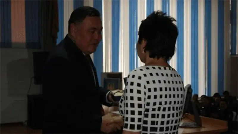 В Караганде наградили контролеров коммунальной компании за спасение девушки, фото - Новости Zakon.kz от 26.10.2013 17:19