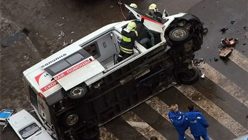 В Москве BMW опрокинул скорую на бок