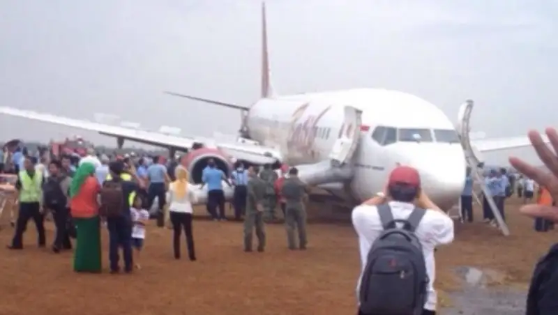 В Индонезии совершил жесткую посадку Boeing 737