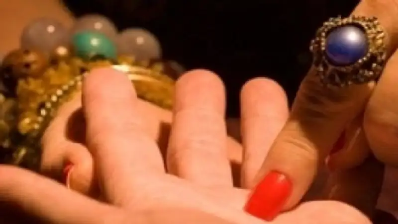 В Атырау две якобы целительницы уговорили горожанку поспать на 2 млн тенге