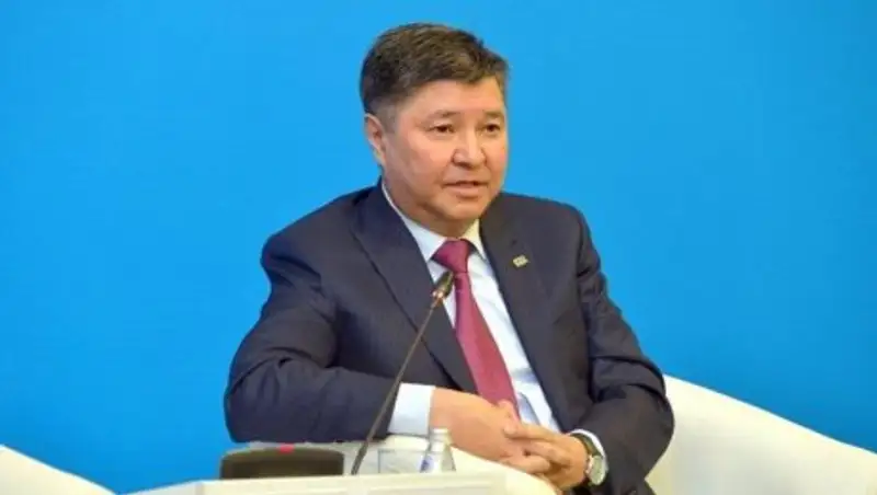 Банки своей работой порождают споры в обществе - Асанов