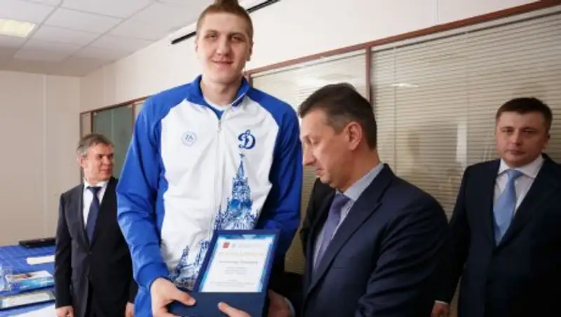 Российского волейболиста сняли с рейса из-за длинных ног