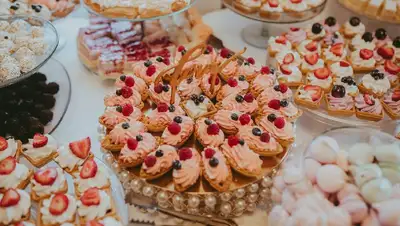 стол, фото - Новости Zakon.kz от 28.12.2021 08:37