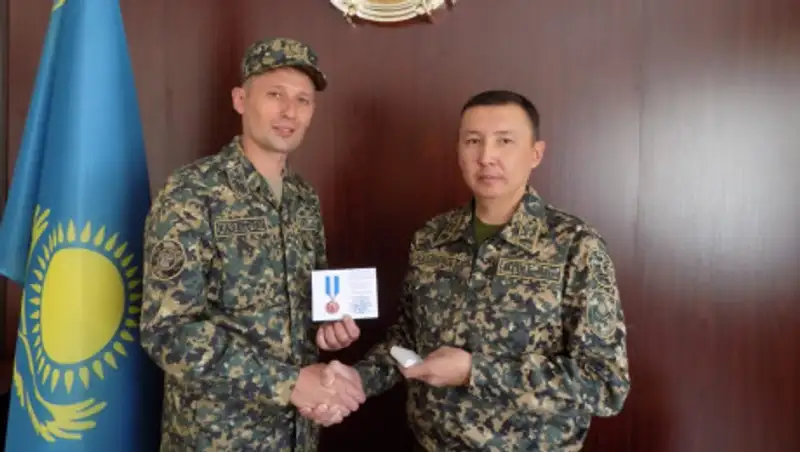 Спасшего девочку в аэропорту Киева гвардейца наградили медалью