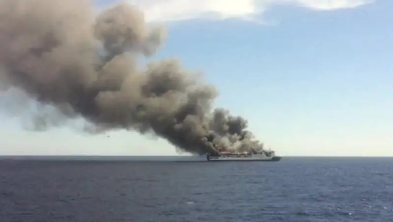 В Ла-Манше загорелся пассажирский паром