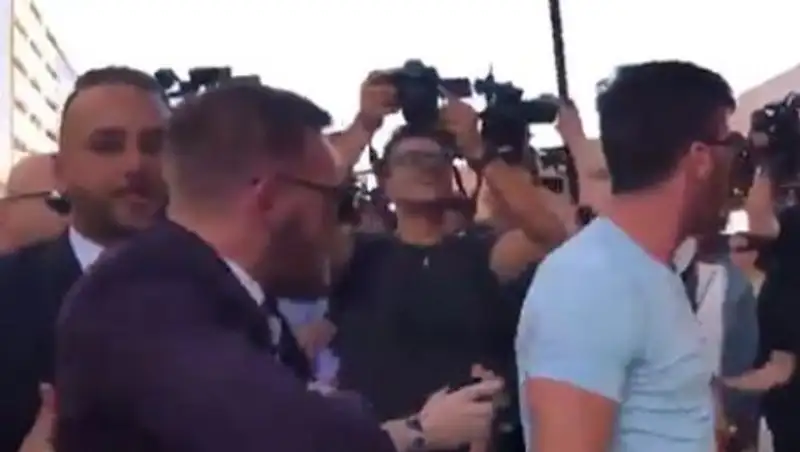 В Сети появилось видео драки команд боксеров Макгрегора и Мейвезера