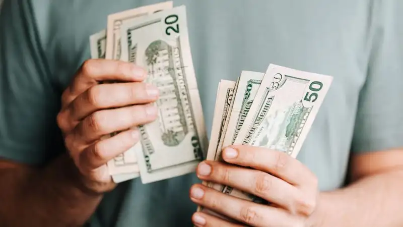 Курс доллара подрос на 4 тенге