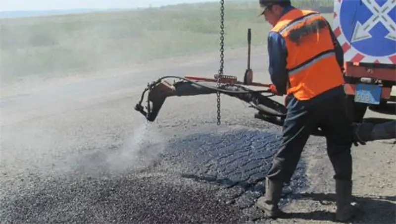Ремонт автодороги в ВКО производится методом пневмонабрызга