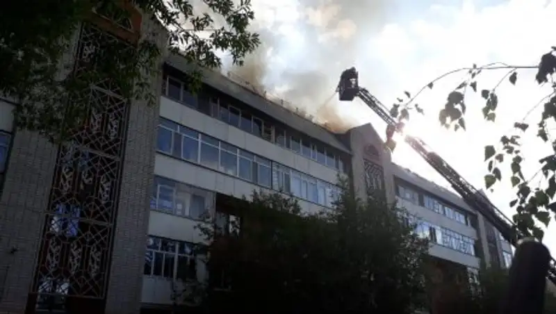 В Астане загорелась квартира и крыша жилой пятиэтажки