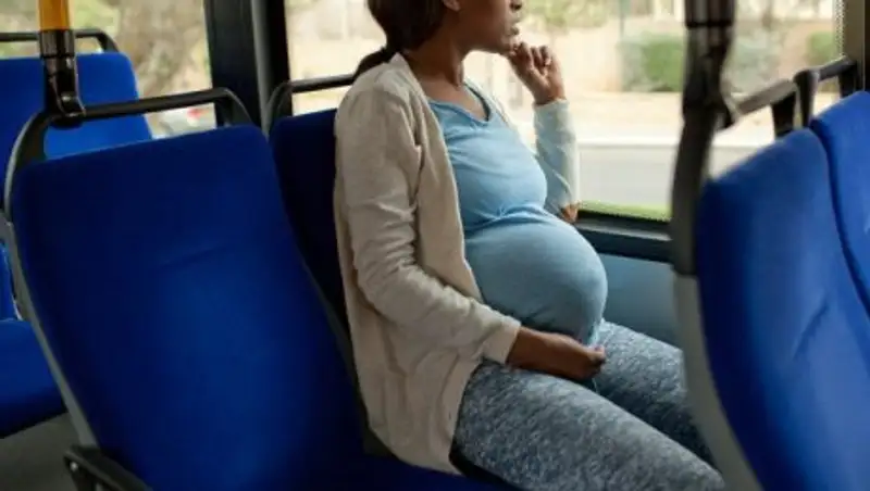 В Костанае беременная девушка сломала ребро в автобусе