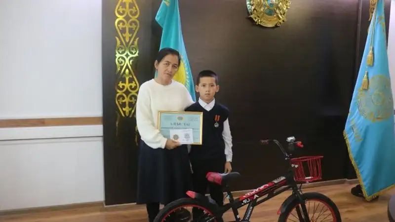 Школьника, спасшего двух тонущих подростков в Атырау, наградили медалью, фото - Новости Zakon.kz от 07.12.2022 13:50