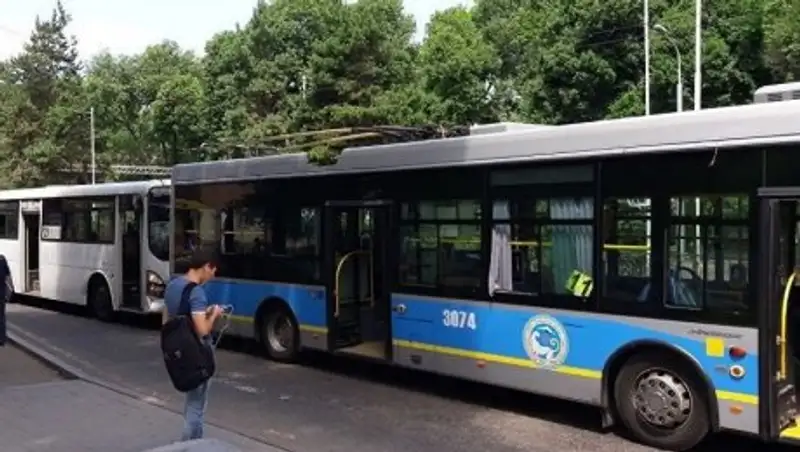 Автобус жүргізушісі жолақысын алып жатып, троллейбусқа соғылған 