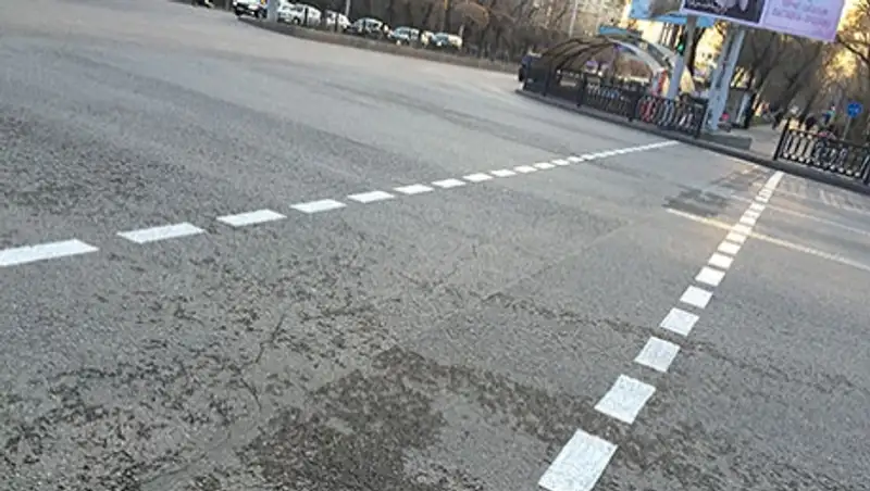 В Алматы один из перекрёстков усложнили пешеходным переходом