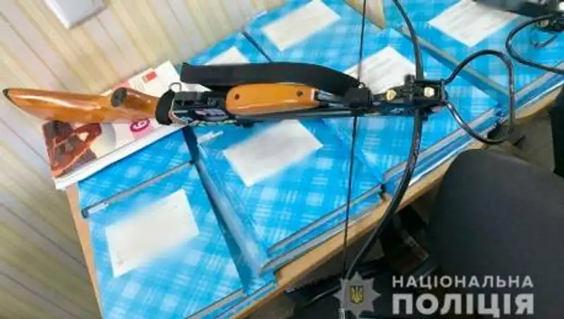 В Украине девушка выстрелила в учителей из арбалета