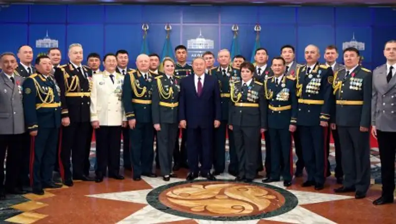 Нурсултан Назарбаев вручил ордена и медали военнослужащим и правоохранителям