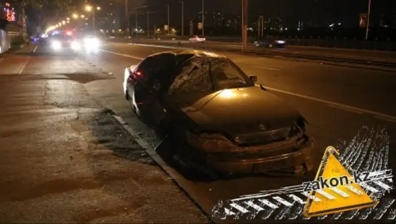 В Алматы водитель после аварии-перевертыша уехал с места ДТП