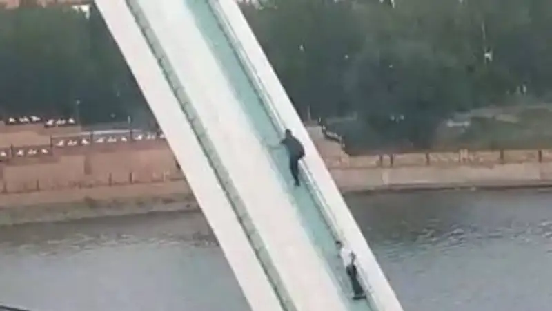 Ради эффектного видео в TikTok трое астанчан залезли на арку
