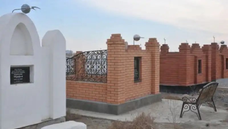 Надгробия обстреляли на кладбище в Атырау