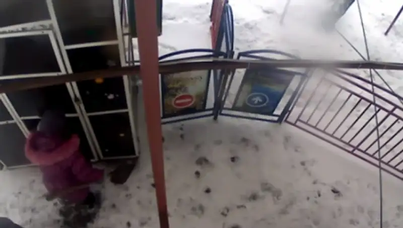 Вооруженная лопатой омская школьница обворовала кассу парка аттракционов