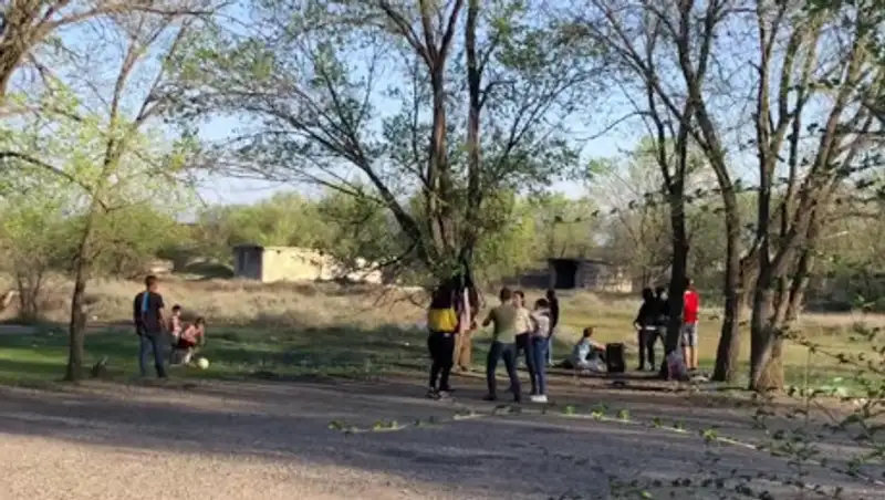 Жители Капшагая отметили день рождения на природе во время карантина