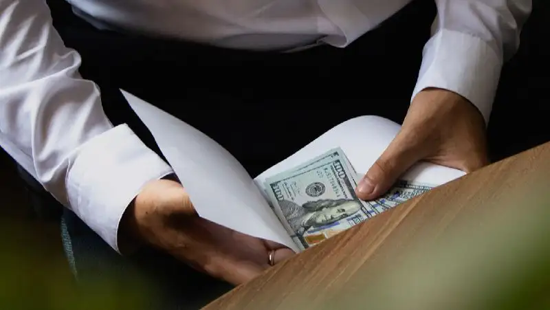 Чиновника в Алматинской области оштрафовали на 100 млн тенге за взятку