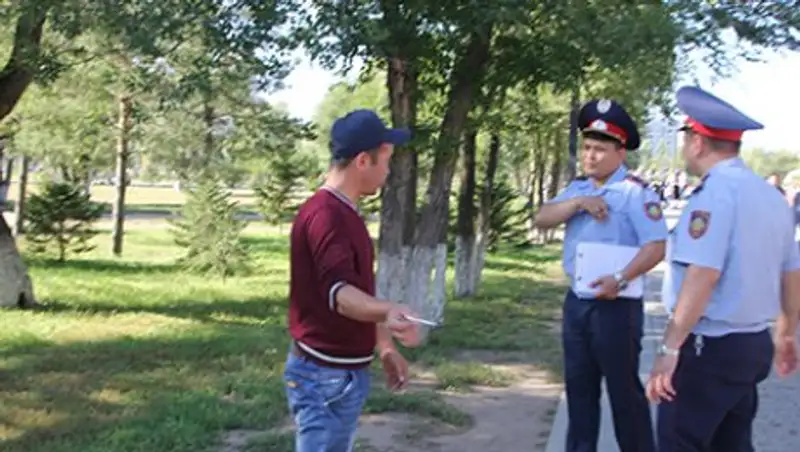 В Астане 18-летний парень заплатит штраф за выброшенный окурок на детской площадке