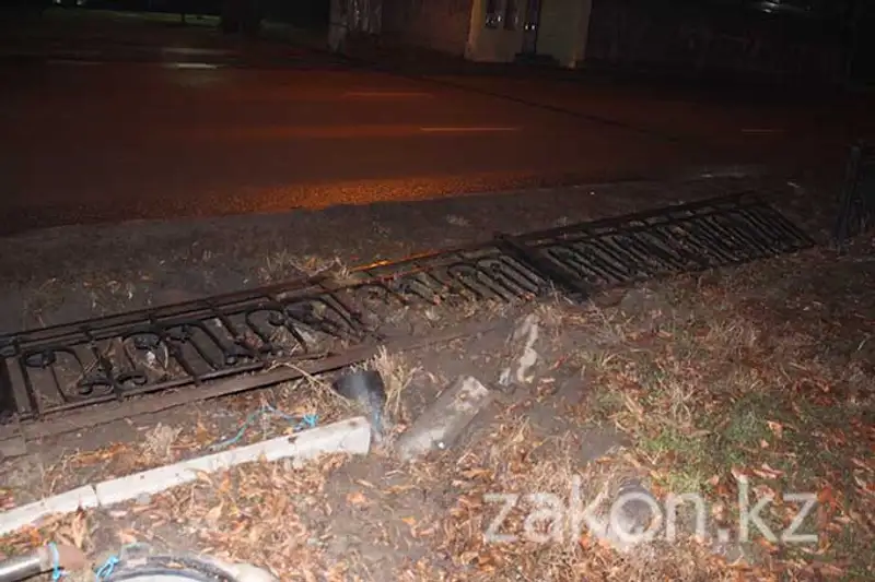 Тойота очутилась на разделительной аллее после неудачно совершенного маневра Тойота очутилась на разделительной аллее после неудачно совершенного маневра, фото - Новости Zakon.kz от 13.12.2013 16:23