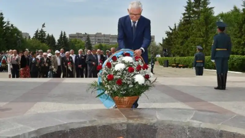 Аким СКО возложил цветы к Вечному огню