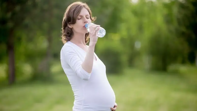 врачи не рекомендуют беременным пить из пластиковых бутылок , фото - Новости Zakon.kz от 06.02.2023 17:06